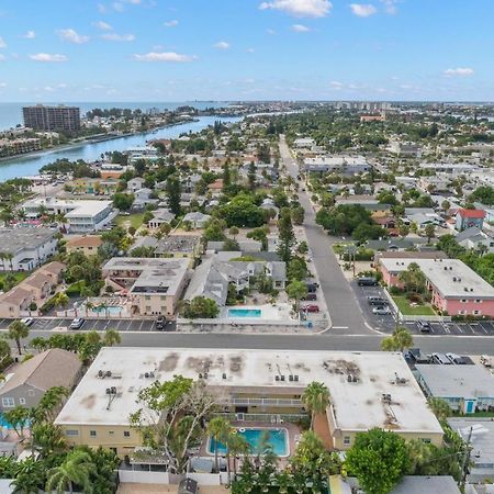 Waves 18, 2 Bedroom, Pool View, Heated Pool, BBQ, WiFi, Sleeps 6 St. Pete Beach Buitenkant foto