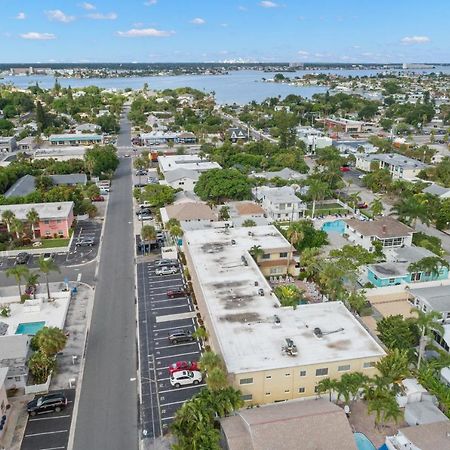 Waves 18, 2 Bedroom, Pool View, Heated Pool, BBQ, WiFi, Sleeps 6 St. Pete Beach Buitenkant foto