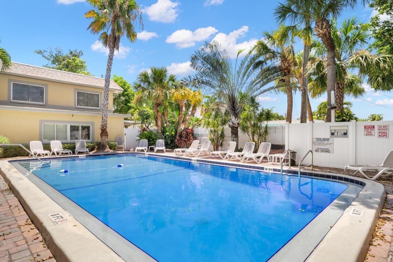Waves 18, 2 Bedroom, Pool View, Heated Pool, BBQ, WiFi, Sleeps 6 St. Pete Beach Buitenkant foto