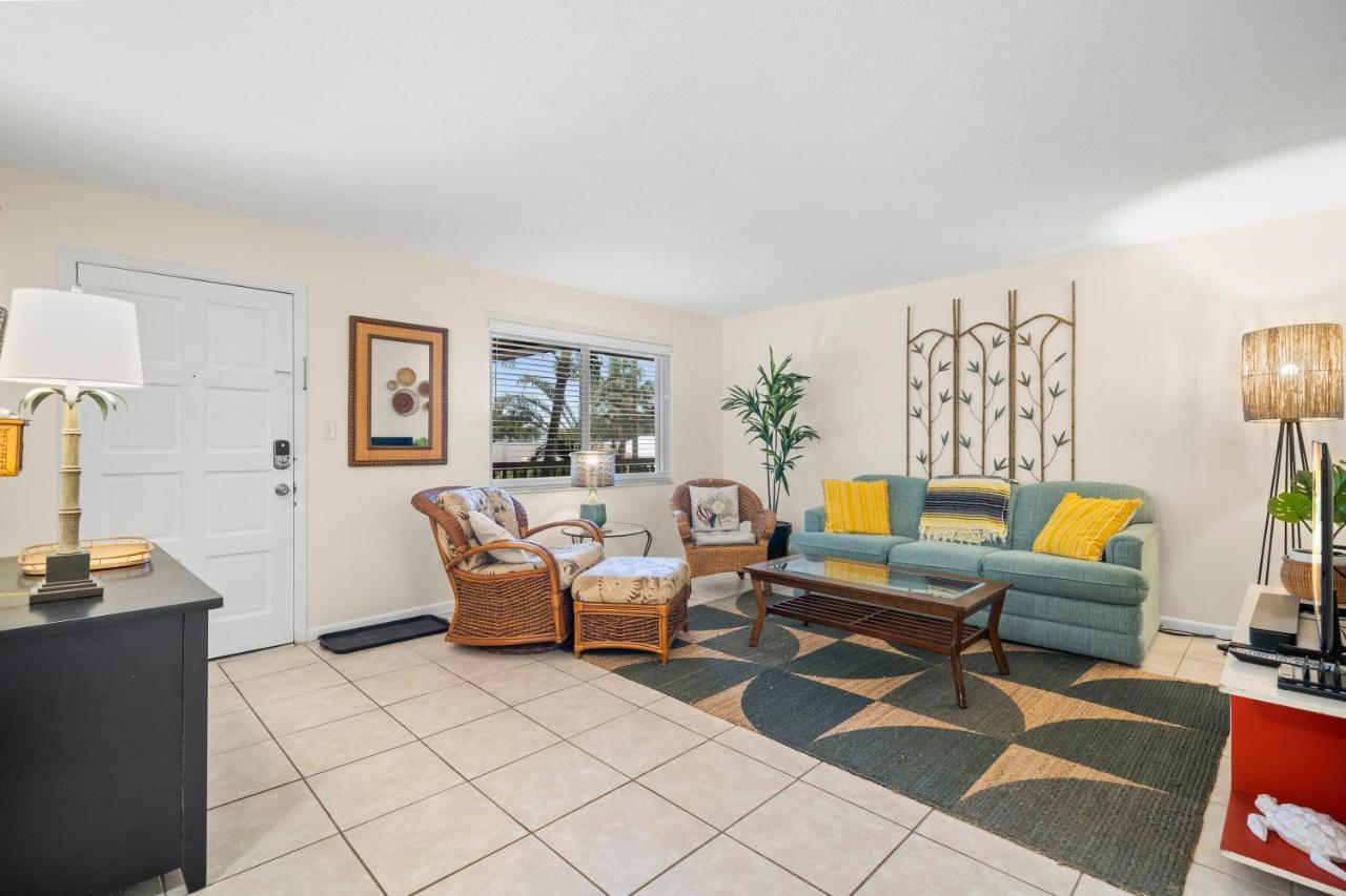 Waves 18, 2 Bedroom, Pool View, Heated Pool, BBQ, WiFi, Sleeps 6 St. Pete Beach Buitenkant foto