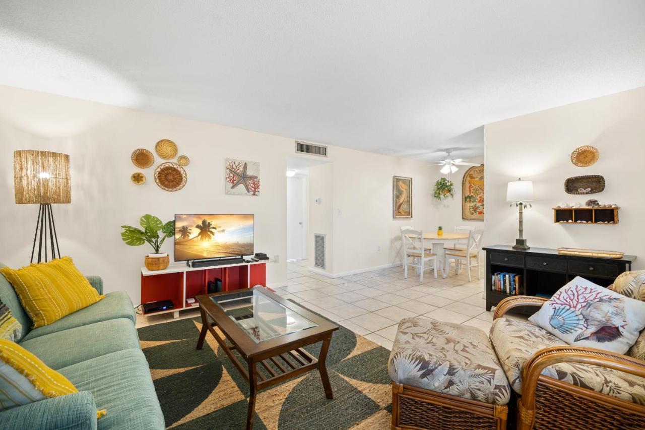 Waves 18, 2 Bedroom, Pool View, Heated Pool, BBQ, WiFi, Sleeps 6 St. Pete Beach Buitenkant foto