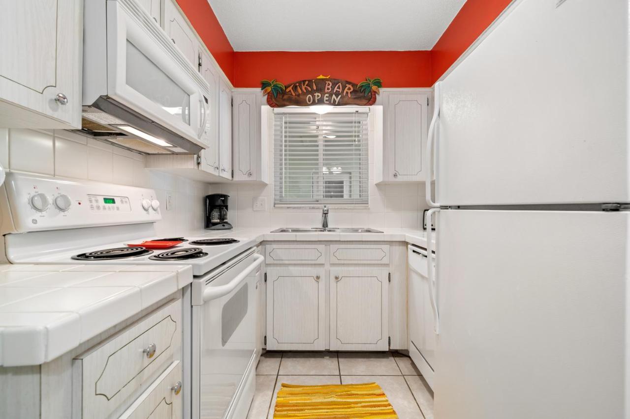 Waves 18, 2 Bedroom, Pool View, Heated Pool, BBQ, WiFi, Sleeps 6 St. Pete Beach Buitenkant foto
