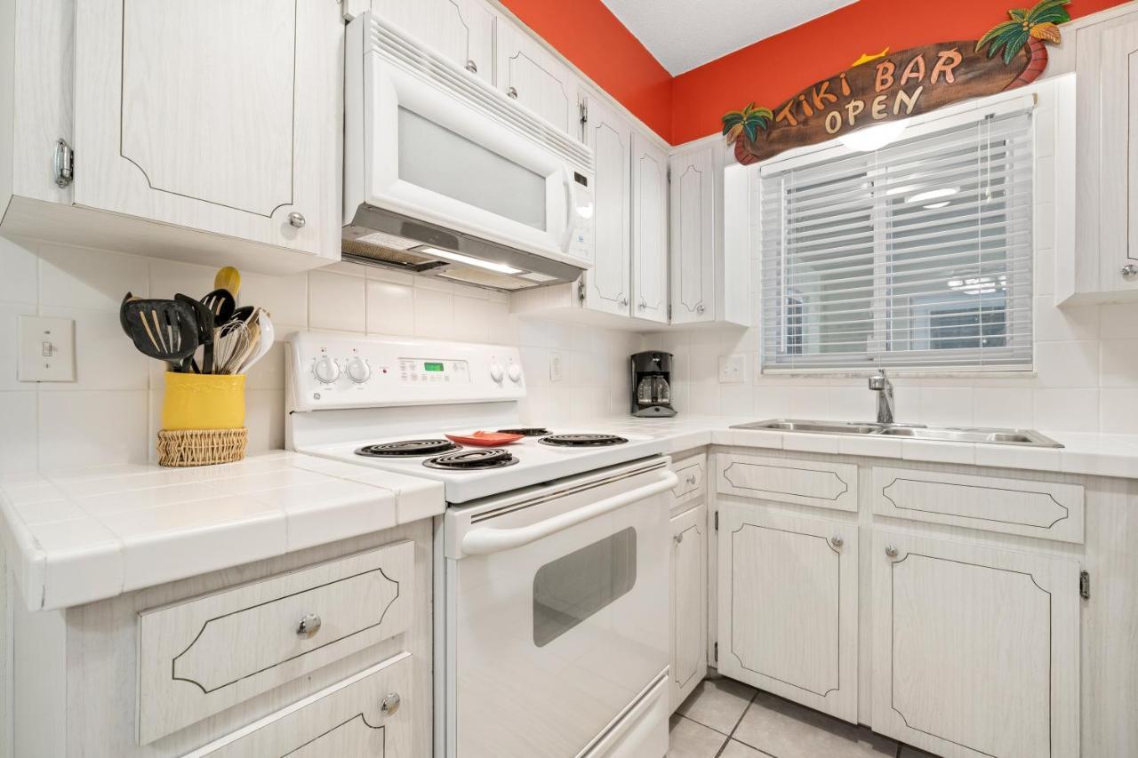 Waves 18, 2 Bedroom, Pool View, Heated Pool, BBQ, WiFi, Sleeps 6 St. Pete Beach Buitenkant foto
