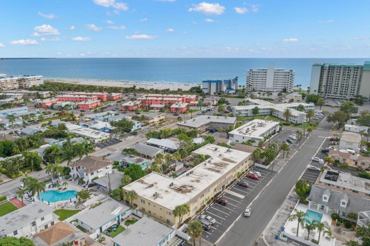 Waves 18, 2 Bedroom, Pool View, Heated Pool, BBQ, WiFi, Sleeps 6 St. Pete Beach Buitenkant foto