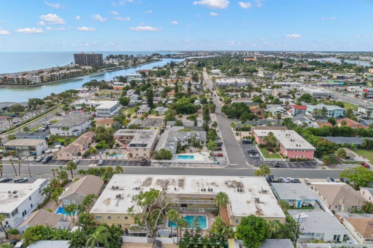 Waves 18, 2 Bedroom, Pool View, Heated Pool, BBQ, WiFi, Sleeps 6 St. Pete Beach Buitenkant foto