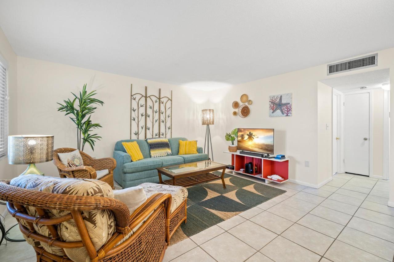 Waves 18, 2 Bedroom, Pool View, Heated Pool, BBQ, WiFi, Sleeps 6 St. Pete Beach Buitenkant foto