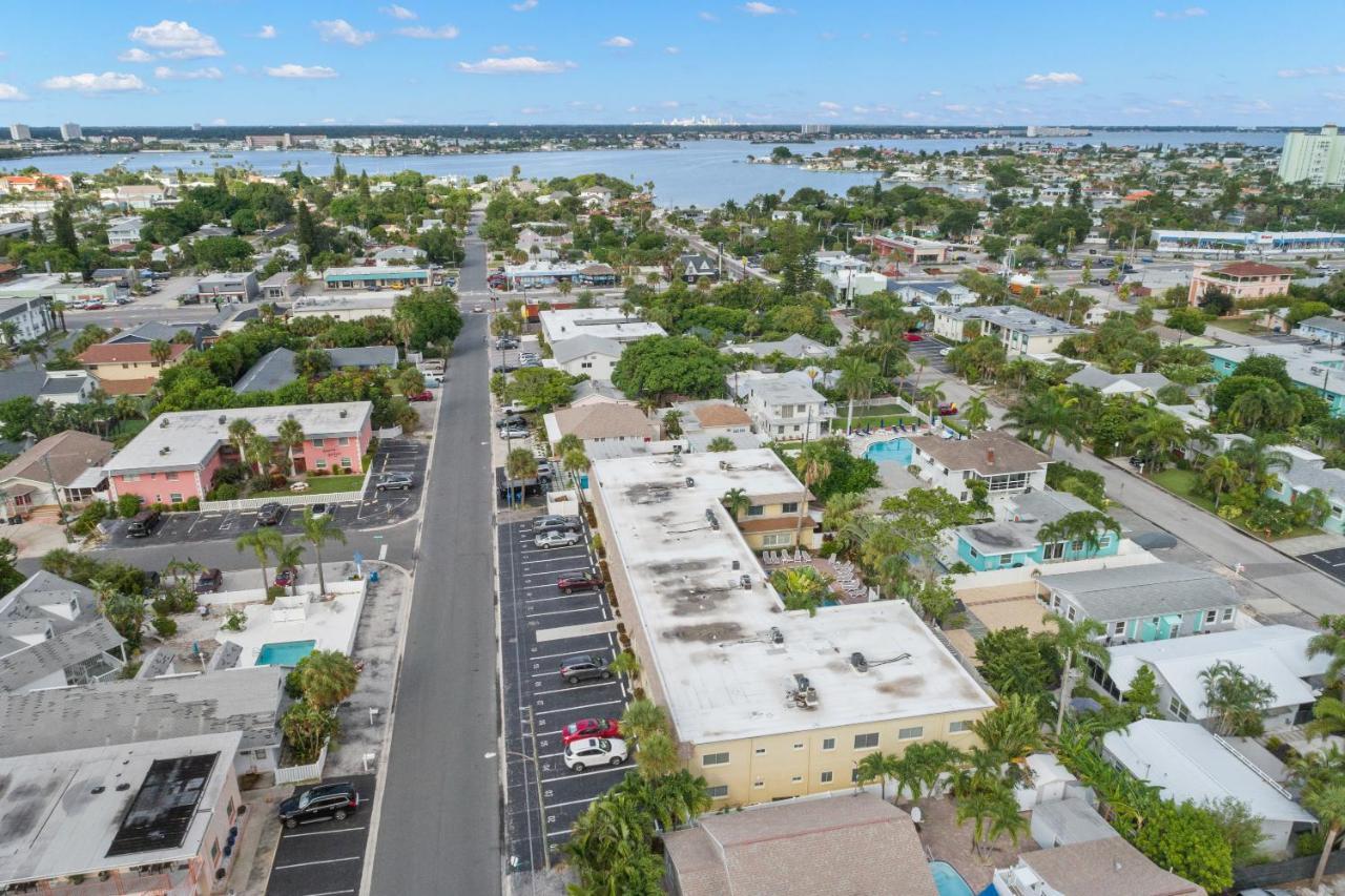 Waves 18, 2 Bedroom, Pool View, Heated Pool, BBQ, WiFi, Sleeps 6 St. Pete Beach Buitenkant foto