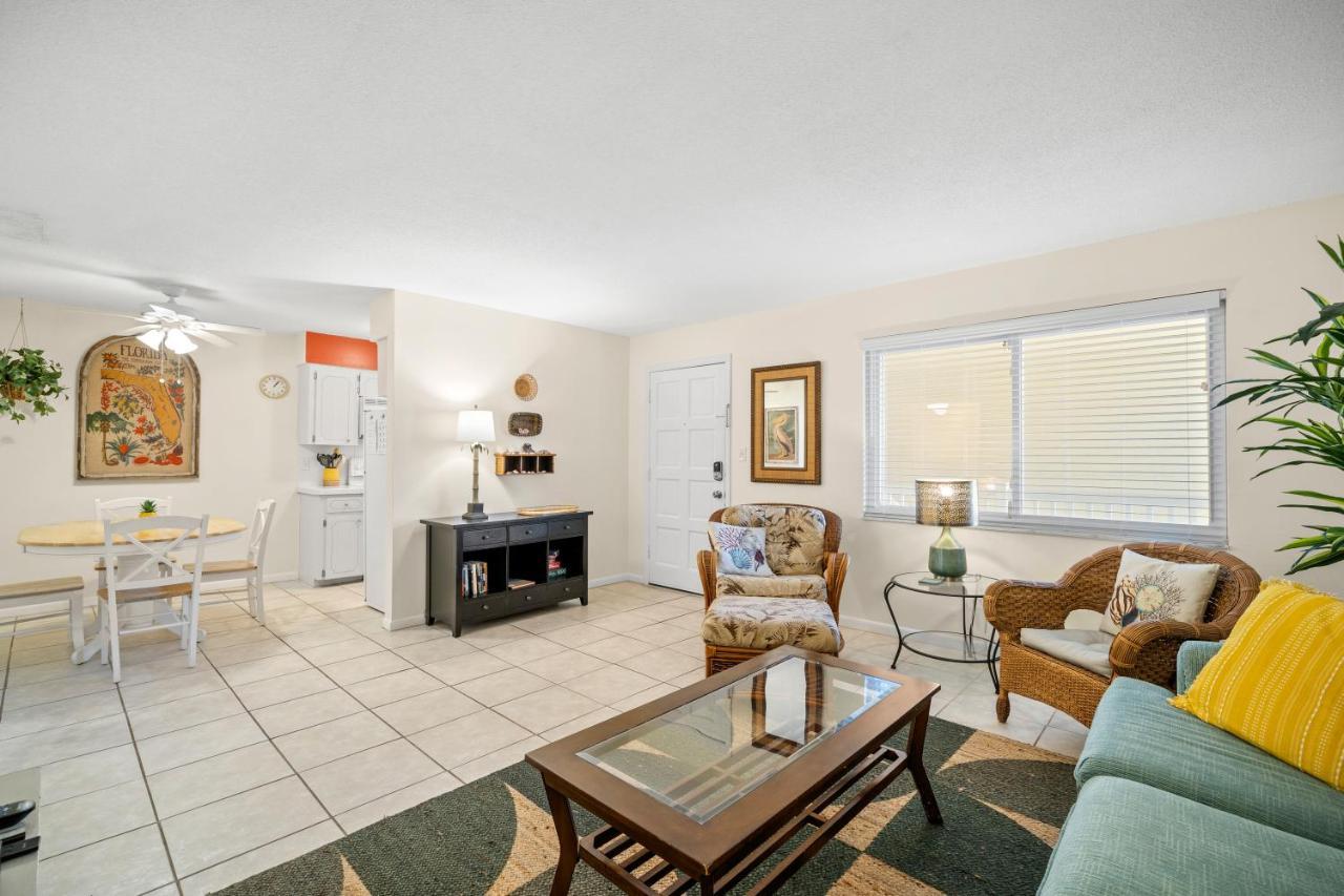 Waves 18, 2 Bedroom, Pool View, Heated Pool, BBQ, WiFi, Sleeps 6 St. Pete Beach Buitenkant foto
