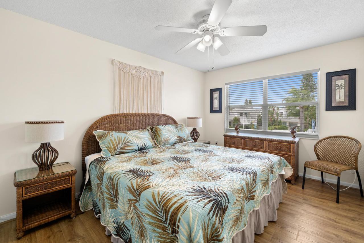 Waves 18, 2 Bedroom, Pool View, Heated Pool, BBQ, WiFi, Sleeps 6 St. Pete Beach Buitenkant foto