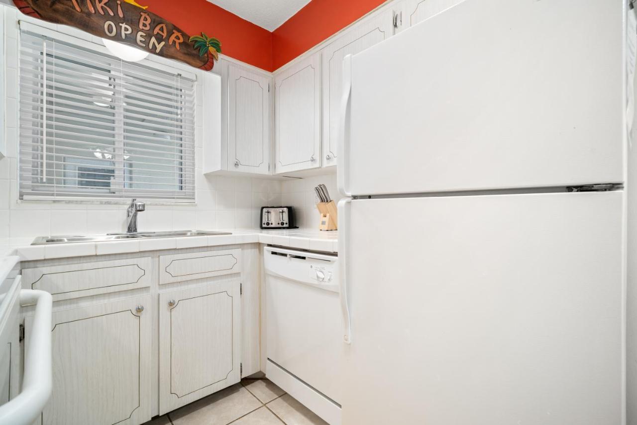 Waves 18, 2 Bedroom, Pool View, Heated Pool, BBQ, WiFi, Sleeps 6 St. Pete Beach Buitenkant foto