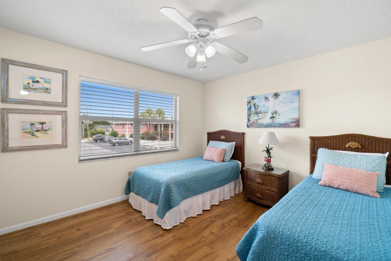 Waves 18, 2 Bedroom, Pool View, Heated Pool, BBQ, WiFi, Sleeps 6 St. Pete Beach Buitenkant foto