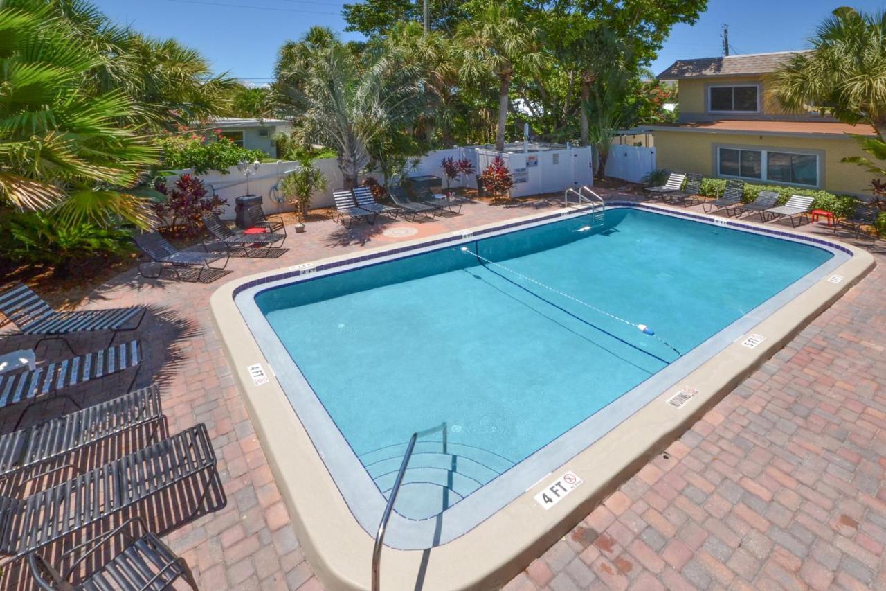 Waves 18, 2 Bedroom, Pool View, Heated Pool, BBQ, WiFi, Sleeps 6 St. Pete Beach Buitenkant foto