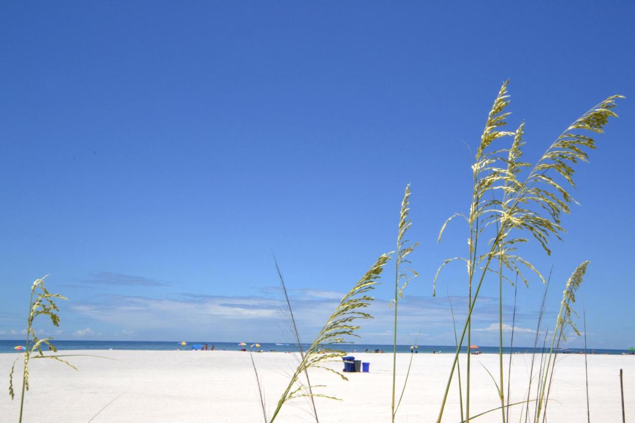 Waves 18, 2 Bedroom, Pool View, Heated Pool, BBQ, WiFi, Sleeps 6 St. Pete Beach Buitenkant foto